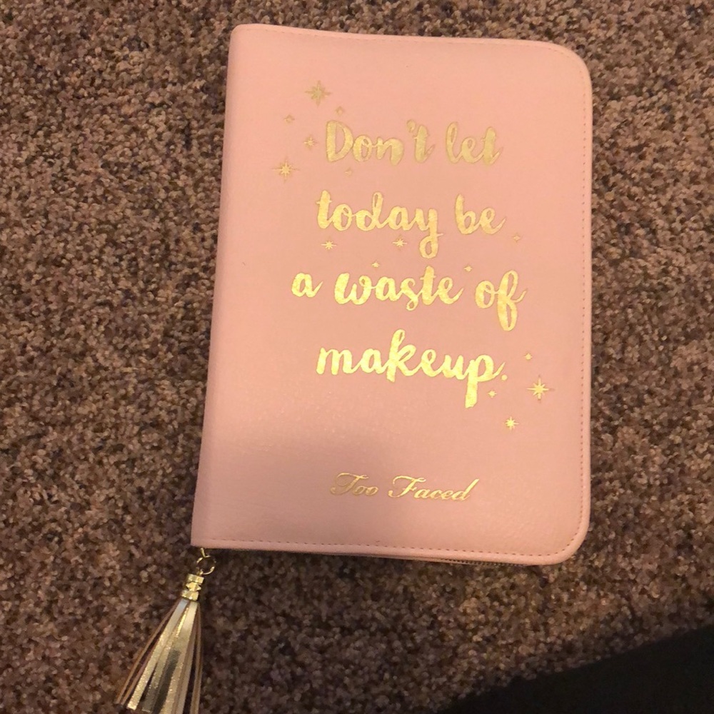 Too faced journal/pallet holder